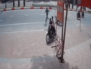 Video: 2 nam thanh niên cố bốc đầu xe máy, trốn CSTT và cái kết 'bỏ của chạy lấy người'