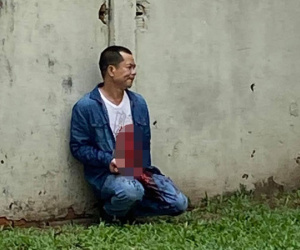 Người đàn ông có biểu hiện bất thường, tự cầm dao đâm vào bụng