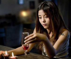 Chán cảnh chồng bợm nhậu say bí tỉ tối ngày, vợ chơi chiêu 'lấy độc trị độc' khiến anh nhìn thấy rượu đã xanh mặt