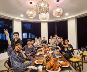 Hoàng Thuỳ Linh diện đồ ngủ đôi, dính nhau như sam trong tiệc sinh nhật Gil Lê: Thế này muốn giấu cũng khó!