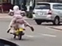 Clip: Người phụ nữ lớn tuổi 'làm xiếc' khi lái xe máy tốc độ cao trên đường khiến nhiều người thót tim