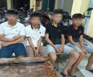 Vì tiếng nẹt pô, nhóm học sinh đi xe máy mang theo dao phóng lợn tìm đến đập phá nhà đối thủ