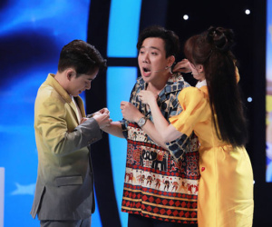 Trấn Thành bị Hari Won 'lột' hết phụ kiện hàng tỷ đồng trên sân khấu