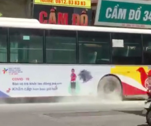 Xe buýt bốc khói nghi ngút giữa phố Hà Nội, người đi đường hoảng hốt