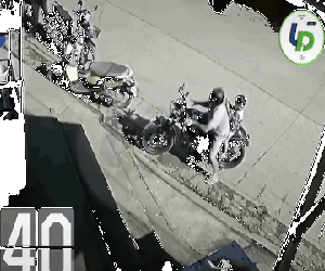 CLIP: Thấy biến, bố bế thốc con trai vào vỉa hè tránh cú lao xe kinh hoàng