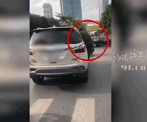 Mặc cảnh sát đu bám, tài xế vẫn tăng tốc bỏ chạy giữa phố