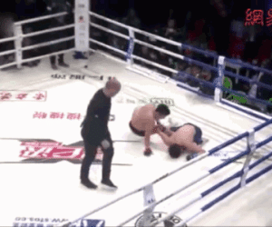 VIDEO: Võ sĩ Trung Quốc tung đòn siết cổ hiểm hóc khiến đối thủ ngất lịm rồi co giật