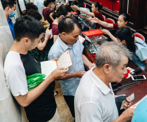 Chùm ảnh: Giá vàng liên tục lập đỉnh hơn 50 triệu đồng/lượng, người dân Thủ đô đổ xô mua bán