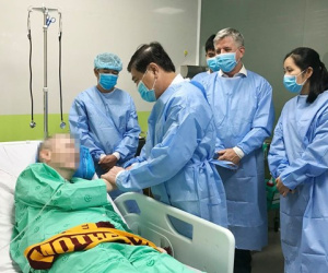 Phi hành đoàn 22 người đưa phi công Anh ra Hà Nội trước khi về nước