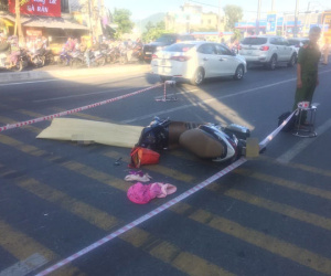 Va chạm với xe tải, người phụ nữ bị tông chết thảm