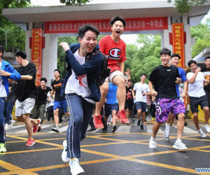 Hoàn thành môn cuối cùng của kỳ thi đại học khắc nghiệt nhất thế giới, học sinh Trung Quốc vỡ òa cảm xúc lao ra khỏi cổng trường