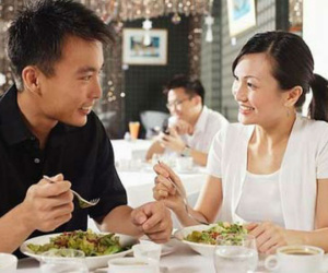 Vợ chồng cãi nhau trên bàn ăn, cứ ăn thật no là thắng
