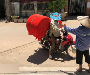 Đi giao ghế tình nhưng quên mang điện thoại và quên cả địa chỉ, shipper có một pha 'tìm nhà cồng kềnh' đến mức khách hàng chỉ biết khóc ròng
