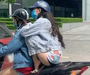 Mặc quần ngắn ngồi xe máy, lại còn có hành động tránh nắng có 1-0-2 này, cô gái trẻ bị dân tình 'ném đá' thậm tệ