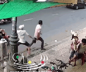 Bị chém tới tấp sau lưng khi đang đi bộ, người đàn ông bàng hoàng tháo chạy