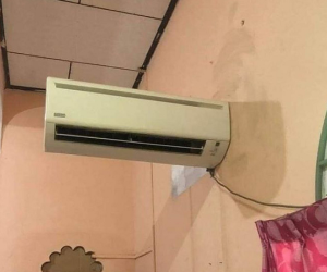Lắp điều hòa kiểu trần đời có 1: Dàn lạnh chênh vênh trên tường chỉ trực rơi nhưng phản ứng của chủ nhà mới hài