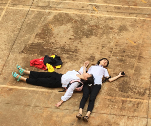 Bộ ảnh 'thi xong rồi' của đôi bạn thân gây bão mạng vì pose dáng lầy lội khó ai sánh bằng