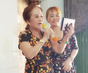 Cô dâu 65 tuổi bị bạn cũ bóc phốt, tiết lộ từ chuyện 'fan hâm mộ', 'người thứ 3', nhắc đến người đàn ông có tên ông Sáu