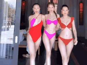 Ngọc Trinh diện bikini đọ dáng bên hội bạn thân Quỳnh Thư: Xinh đẹp chẳng kém ai nhưng body lại gầy lộ cả xương ngực!