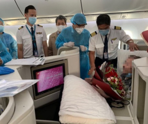 Hình ảnh phi công người Anh về đến sân bay quê hương, sau 115 ngày điều trị ở Việt Nam