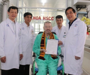 New York Times: 'Phi công Anh là biểu tượng chống Covid-19 ở Việt Nam'