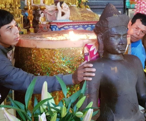Hàng trăm người đến chùa lạy tượng đá phát hiện dưới ruộng
