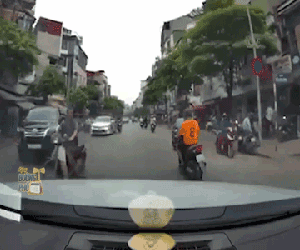 Video: Thanh niên ngã chắn đầu ô tô khiến tài xế 'đứng tim', camera bóc nguyên nhân thực sự