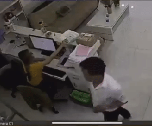 Phẫn nộ clip nam thanh niên bỗng nhiên lao tới giật tóc, tát tới tấp vào mặt nữ nhân viên văn phòng rồi bỏ đi