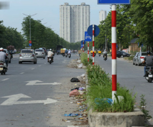 Ảnh: Rác thải ngập ngụa, kính vỡ nằm ngổn ngang 'bẫy' người đi đường trên đại lộ gần 1.500 tỷ đồng