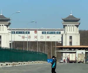 Đi tháng máy trong 60 giây, cô gái trẻ khiến 71 người nhiễm Covid-19