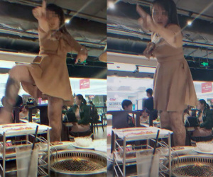 Gái xinh mặc váy ngắn và hành động vô duyên khiến nhiều người chỉ trích!