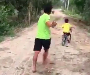 Thấy ba nhậu xỉn, cậu con trai nhỏ buộc dây kéo về khiến dân mạng hú hét: 'Con nhà người ta dễ thương quá!'