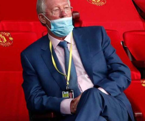 Mang khẩu trang chống Covid kiểu ngài Sir Alex Ferguson!