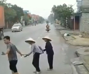 Thấy 2 cụ già ngẩn ngơ ven đường mãi mà không qua được, bác tài xế có hành động bất chợt khiến ai cũng ấm áp