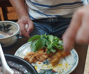 Buổi đầu hẹn hò mà mặc quần đùi áo phông, lại còn dùng tay bốc đồ ăn cho bạn gái, chàng trai bị block trong vòng '3 nốt nhạc'