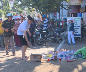 Người đàn ông tử vong bất thường bên lan can cầu