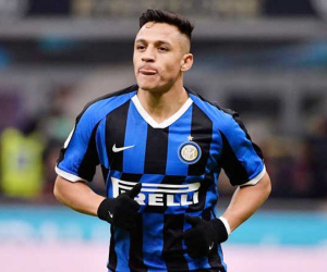 Sanchez từ chối giảm lương, MU mắc kẹt với 'ông kễnh'