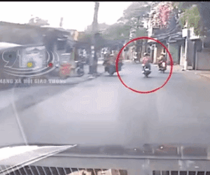 Video: Phanh gấp tránh đâm xe máy, cô gái đột ngột ngã văng, diễn biến sau đó mới kinh hoàng