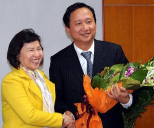 Trước cựu Thứ trưởng Bộ Công thương Hồ Thị Kim Thoa những quan chức nào đã bỏ trốn khi bị khởi tố?