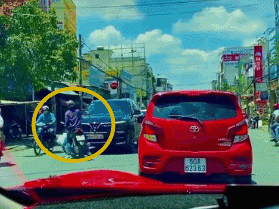 Video: Chặn đầu đòi đường ô tô, người phụ nữ không 'đấu' nổi đành bỏ đi với cú đánh hờn dỗi hài hước