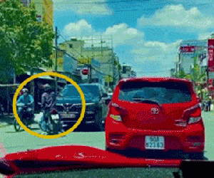 'Sa mạc lời' với hành động hài hước của người phụ nữ, đi sai luật, 'đấu' không lại thì giận dỗi đánh đầu xe