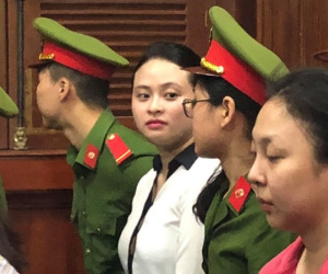 Ngọc 'Miu' tươi cười, Văn Kính Dương lầm lì hầu tòa