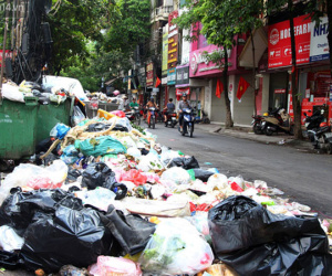 Ảnh: Rác chất thành đống, tràn ra khắp đường phố, nhiều người dân Thủ đô phải di tản vì phát ốm với mùi hôi thối