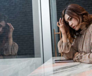 Đi gội đầu thì gặp mẹ chồng, chưa kịp chào hỏi thì tôi đã 'chết lặng' khi vô tình nghe được chuyện bà nói với nhân viên của quán