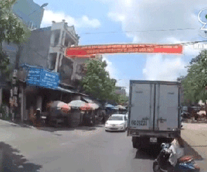 Video: Đột ngột phóng xe sang đường, cô gái bị đâm kinh hoàng