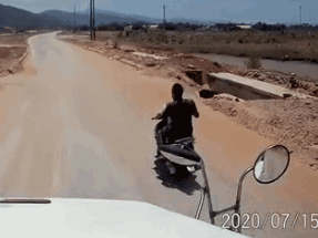 Video: Đột ngột 'xòe' trước mũi xe tải, 2 thanh niên ôm nhau ngã và cái kết thót tim