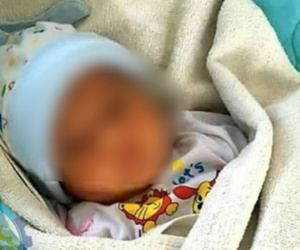 Xót xa bé gái sơ sinh bị bỏ rơi ven đường kèm quần áo và phiếu chích ngừa, may mắn được người dân phát hiện
