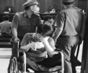 Đạo chích day dứt đem trả tài sản đã ăn trộm, ra tòa khóc nức nở
