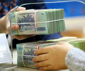 Đồng loạt hạ lãi suất xuống mức thấp kỷ lục, ôm tiền xót ruột