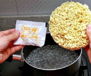 Đảm bảo 99% chị em chưa biết: Nấu mì ăn liền thì cho gia vị hay mì vào trước và cách nấu mì ngon chuẩn vị